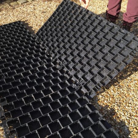 Clipping mechanism for gravel grid