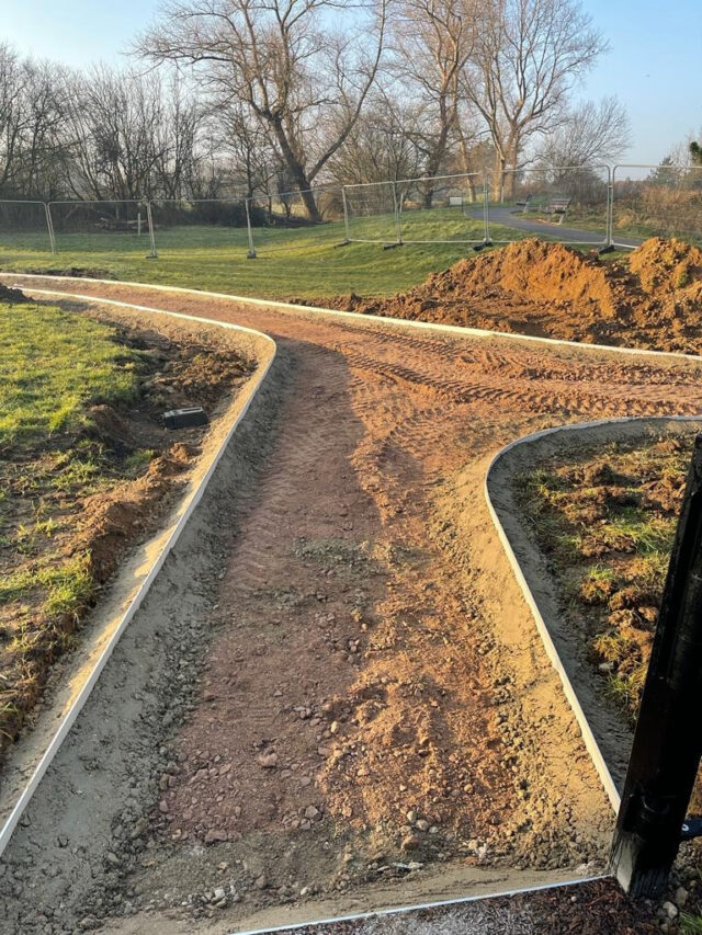 CORE PRO EDGE follows a path junction during the landscape works.