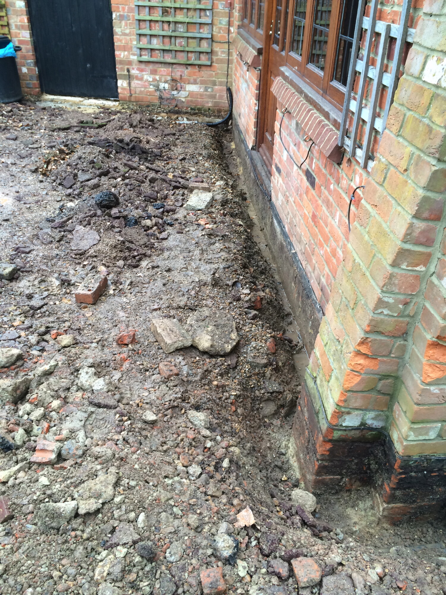 GRAVEL DRIVEWAY INSTALLATION USING CORE DRIVE AND CORE DRAINAGE CELLS SOLVE DAMP ISSUES