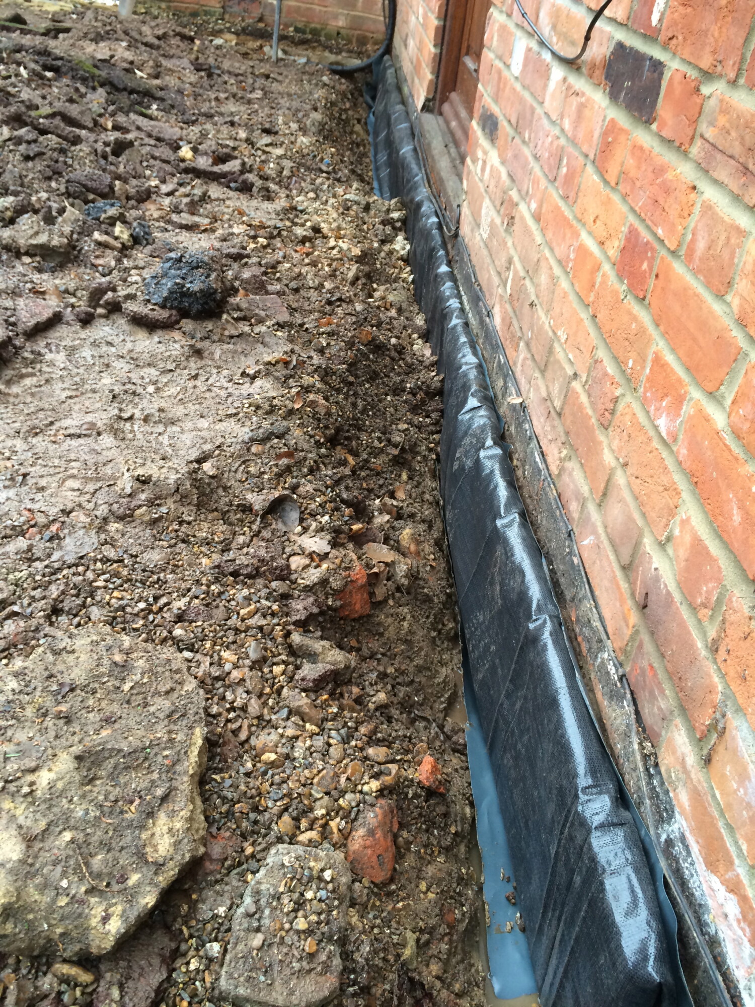 GRAVEL DRIVEWAY INSTALLATION USING CORE DRIVE AND CORE DRAINAGE CELLS SOLVE DAMP ISSUES