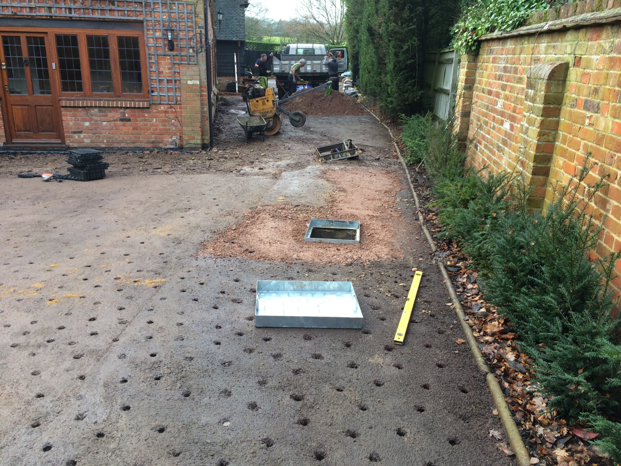 GRAVEL DRIVEWAY INSTALLATION USING CORE DRIVE AND CORE DRAINAGE CELLS SOLVE DAMP ISSUES