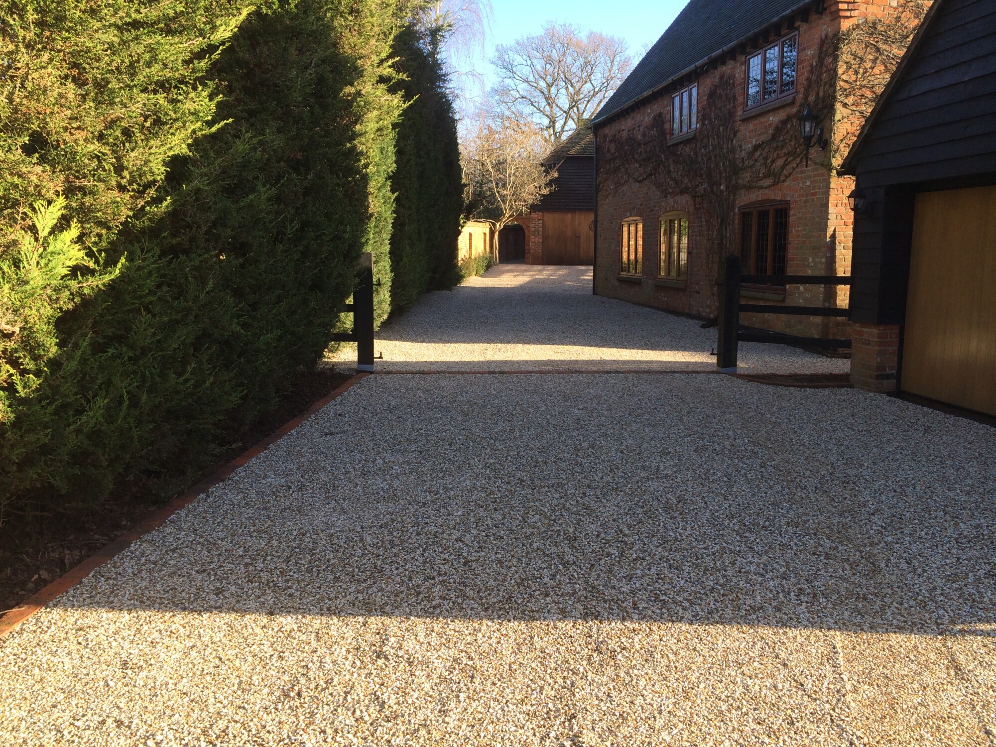 GRAVEL DRIVEWAY INSTALLATION USING CORE DRIVE AND CORE DRAINAGE CELLS SOLVE DAMP ISSUES